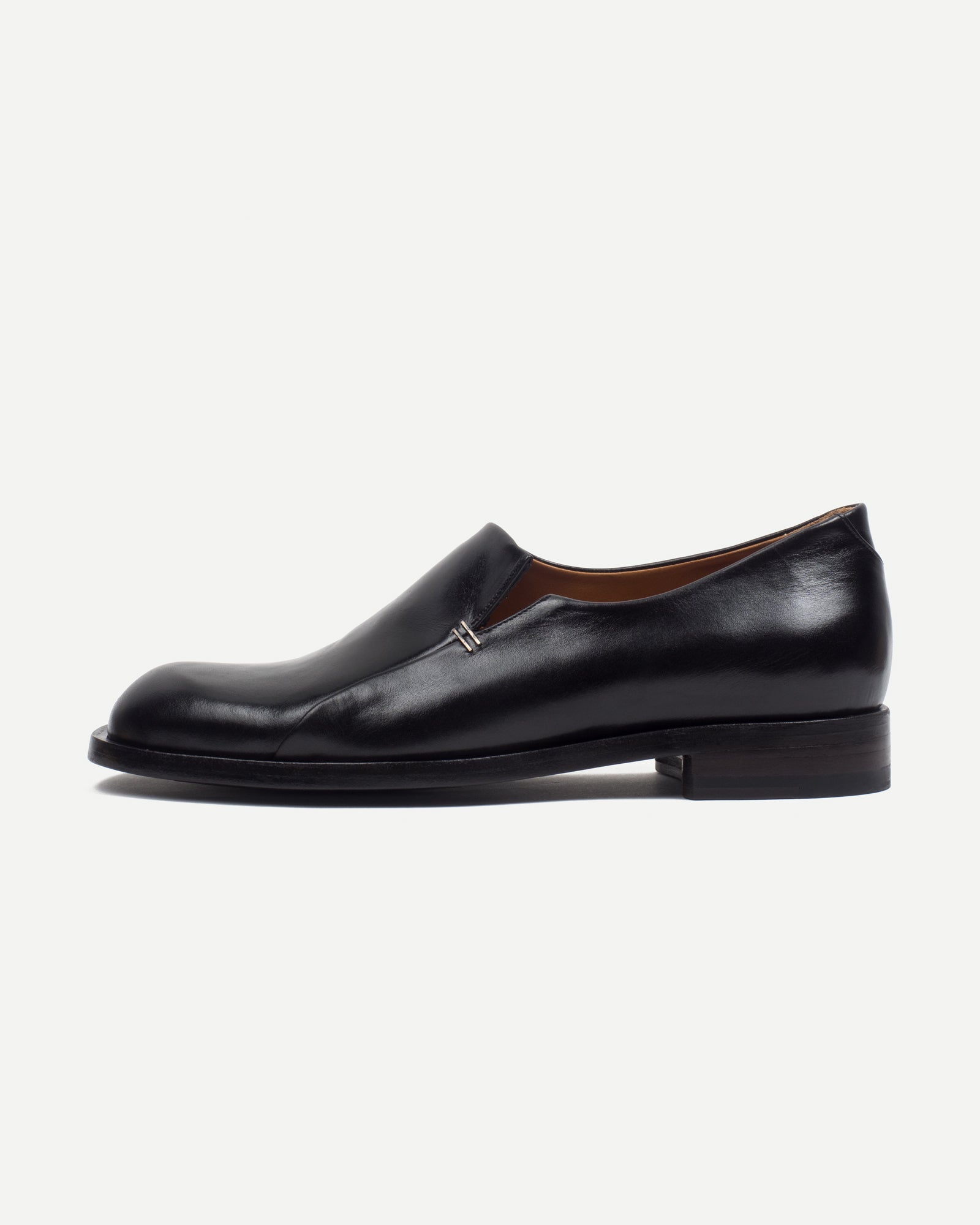 MARCOS HJORN [MARCOS HJORN - BLACK STAPLES SLIP-ON]